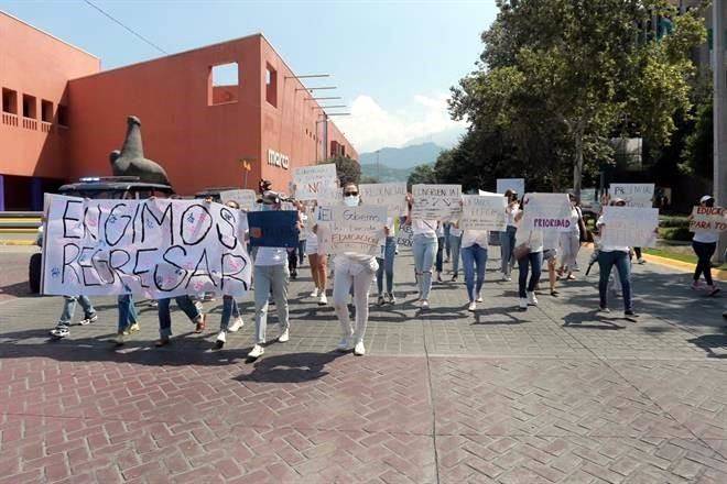 Exigen con marcha regreso a las aulas