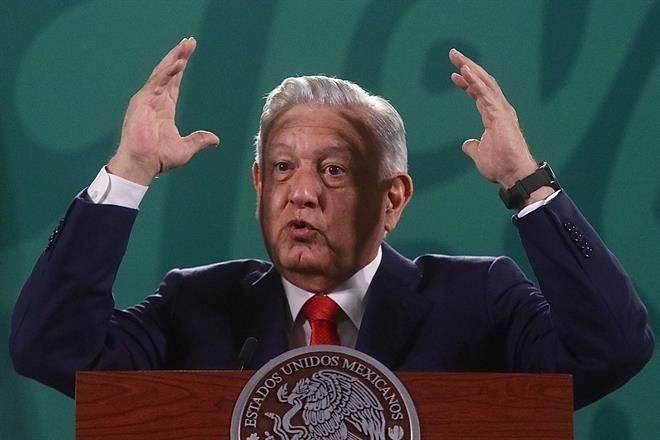 Acusa AMLO a salinistas de frenar ley de revocación