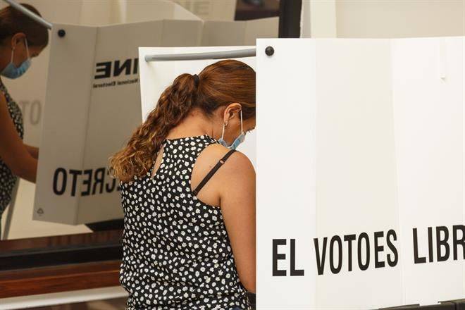 Prohibirá INE a partidos recabar firmas para revocación