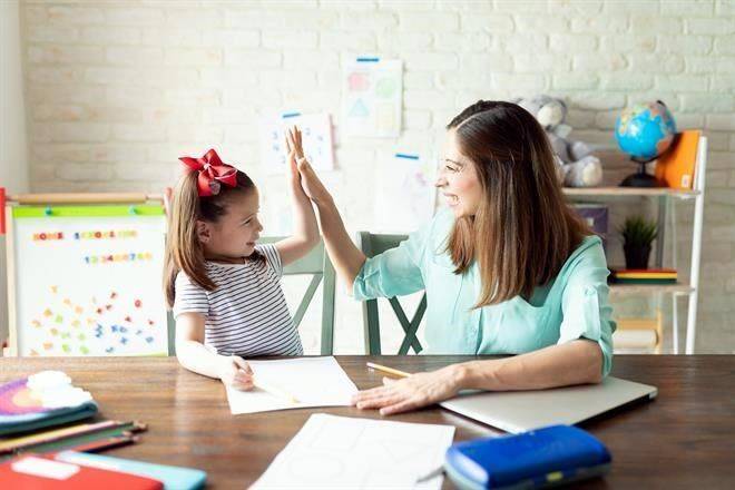 Enfrentan padres y docentes reto en regreso a clases híbrido
