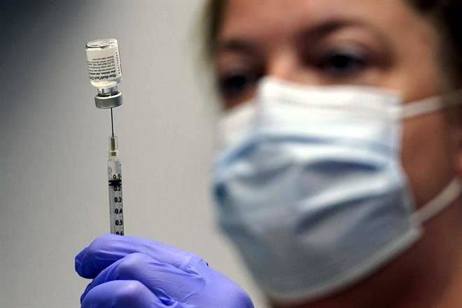Otorga EU aprobación total a vacuna de Pfizer