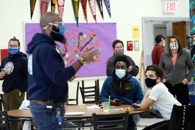 Ordena NY vacunarse a todo el personal escolar