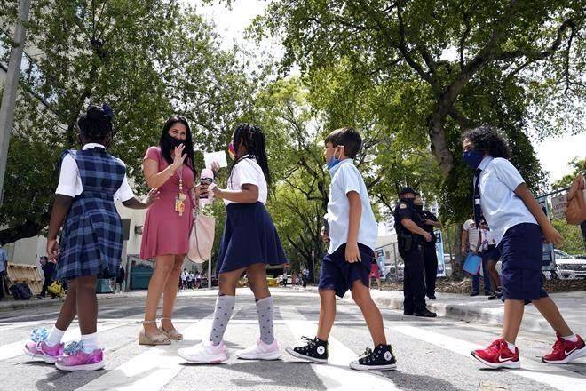 Revierten apertura escuelas de EU por Covid