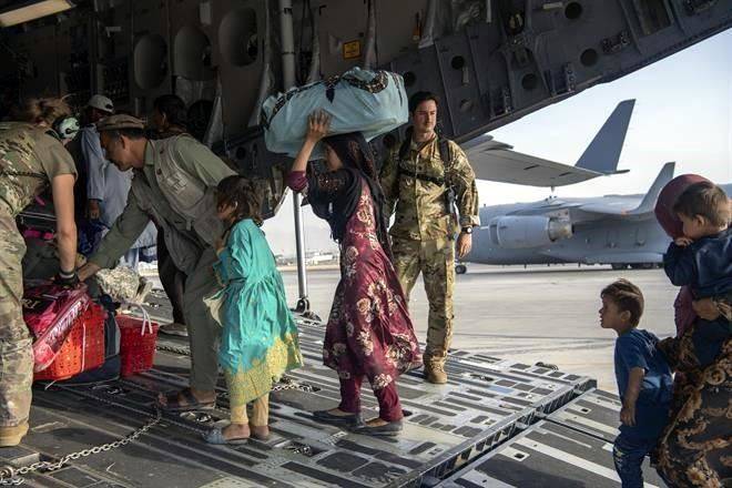 Evacuan países Kabul a contrarreloj