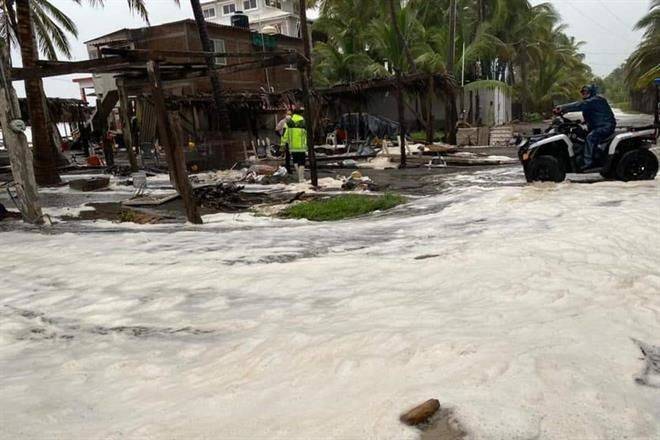Evacuan a familias en Colima por paso de ‘Nora’