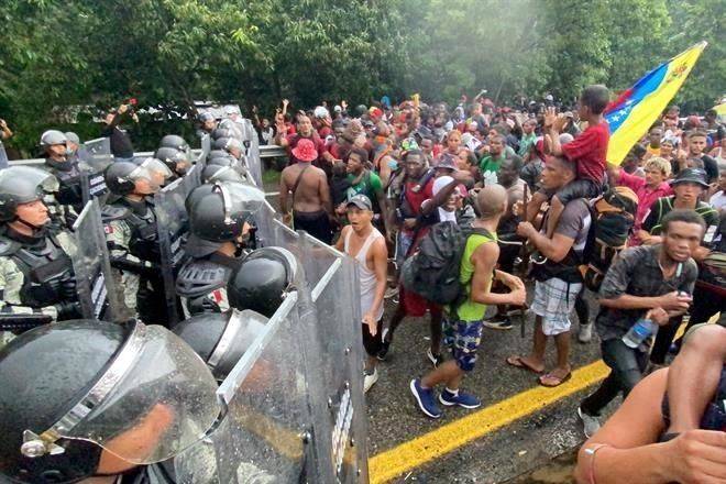 Suspenden a dos agentes de INM por agresión a migrantes