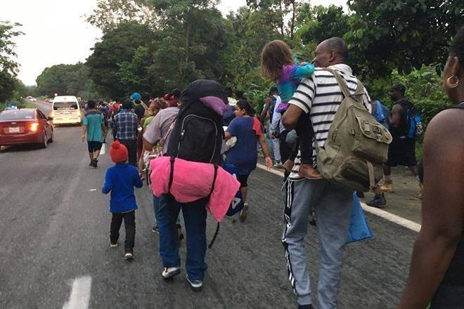 Retoman migrantes su caravana rumbo a EU