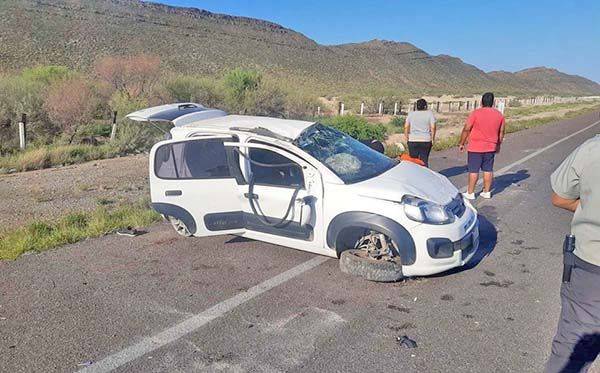 Pierden la vida bebé y joven en volcadura