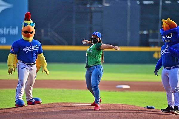 Lanza Itzel la primera bola