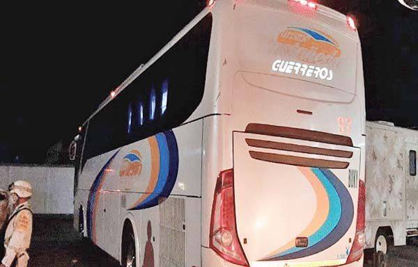 Decomisan drogas en camión turístico