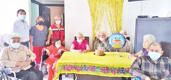 Festeja asilo de SB a abuelos en su día