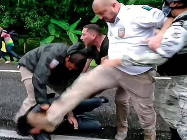 Cesan a dos tras video donde agente mexicano patea cabeza de migrante