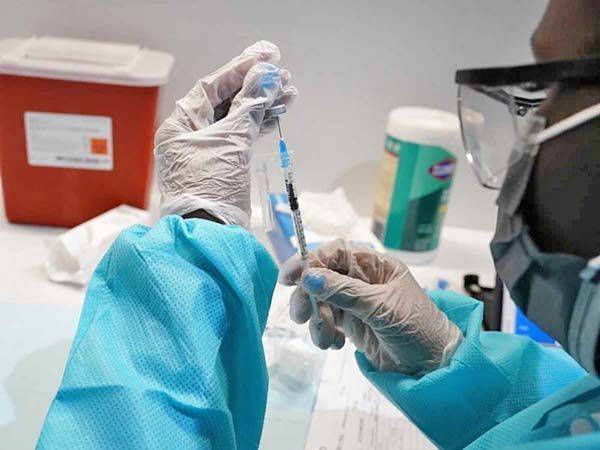 EU ya trabaja en plan para aplicar una tercera dosis