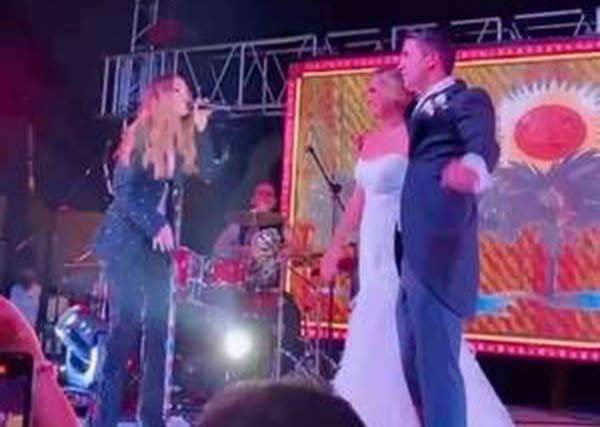 Canta Belinda en boda de hijo de alcaldesa electa
