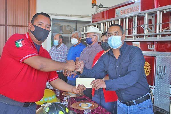 Reconoce Sabinas al cuerpo de bomberos