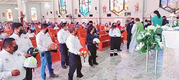 Dedican misa a bomberos de SB