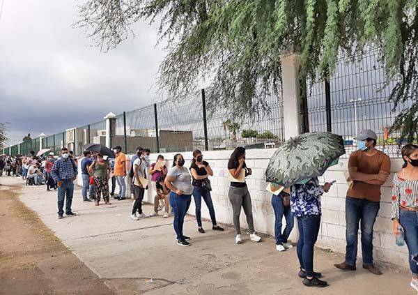 Por tercer día consecutivo jovencita se forma en fila