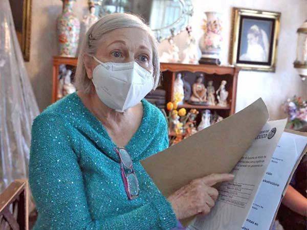 Abuelita vive ‘viacrucis’ para obtener certificado de vacunación contra covid-19