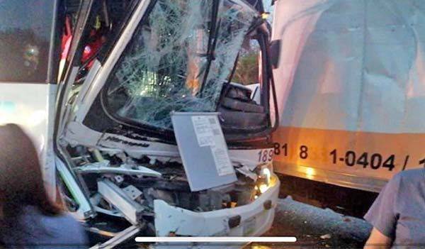 Chocan autobús y camión; un herido