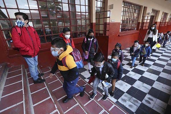 Regresan entre temor y alegría