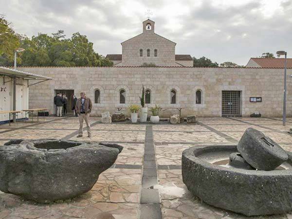 Roban cruz de iglesia del milagro de panes y peces en Israel