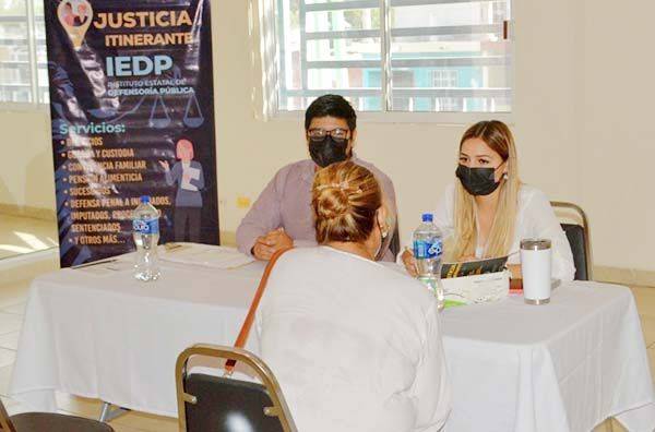 Brindan asesoría jurídica a familias