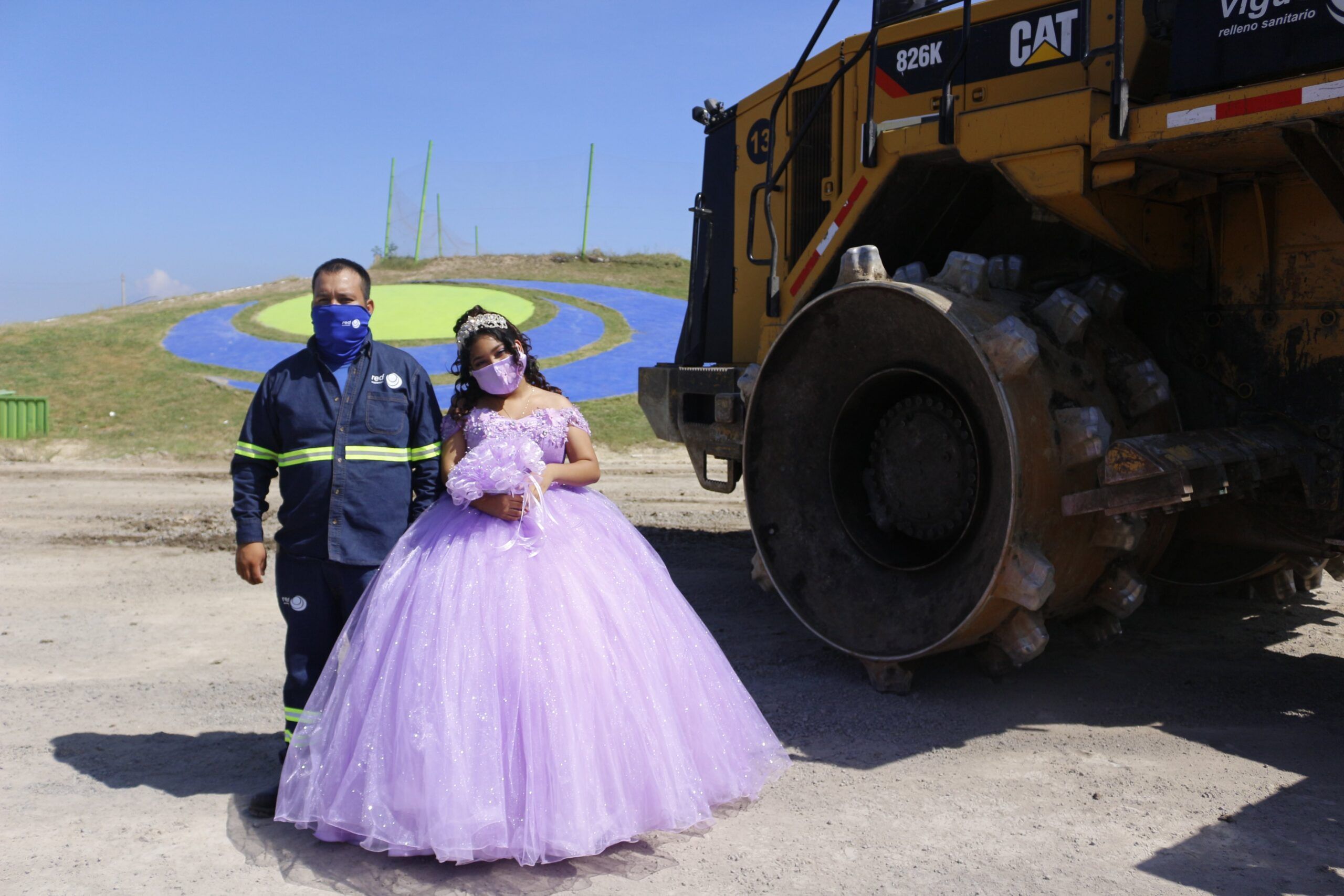 «A su lado»: Quinceañera sorprende a su papá en el trabajo; fue al basurero para tomarse fotos con él