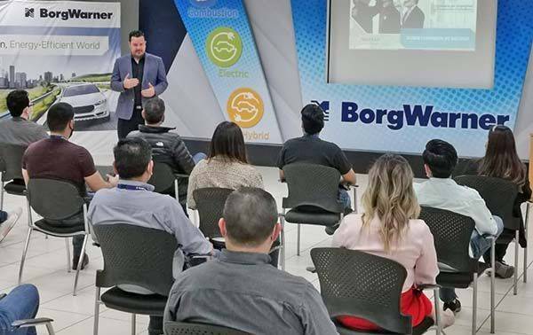 Se suman empresas a grupos de WhatsApp