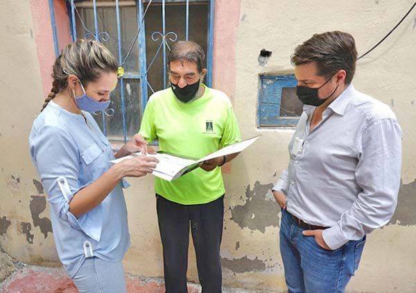 Entrega Legisladora escrituras en Parras
