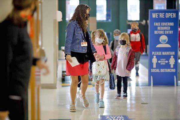 Escuelas en EU revierten clases presenciales