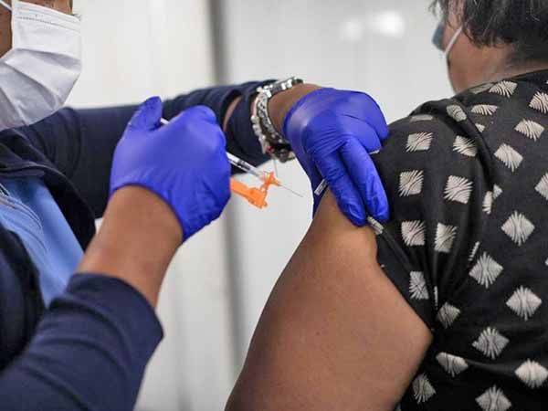 Vacunación en Estados Unidos cubre ya al 70% de la población adulta