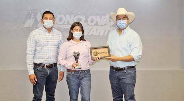 Entregan reconocimiento a estudiante de la FIME