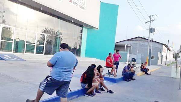 Inician filas para vacunar a jóvenes
