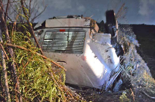 Fuertes daños al volcar trailer