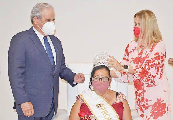 Coronan a Reina del Adulto Mayor