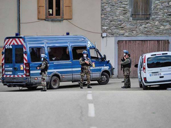 Matan a cura en Francia