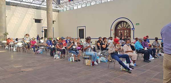 Festejan con desayuno a abuelitos vulnerables