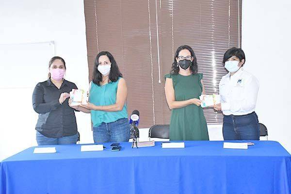 Entregan diez becas culturales a alumnos