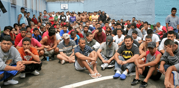 Motín en cárcel de Guatemala deja 18 guardias retenidos