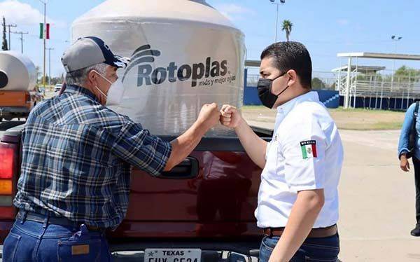 Entrega Julio Long tinacos subsidiados