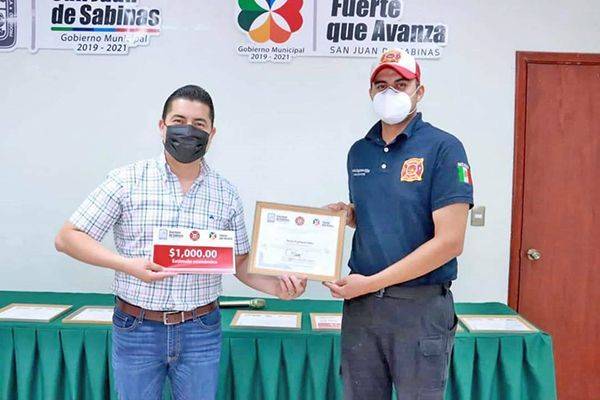 Premia Julio Long a bomberos en su día