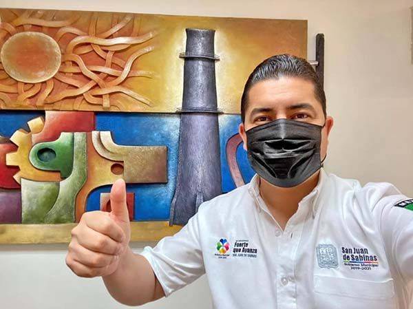 Exhorta Julio Long a jóvenes a vacunarse