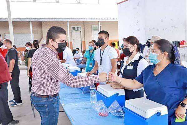 Responden jóvenes a jornada de vacunación