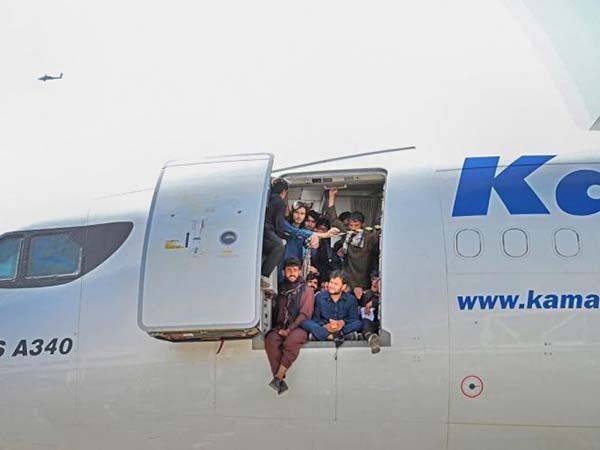 Caos en aeropuerto de Kabul obliga a suspender vuelos; al menos 5 muertos
