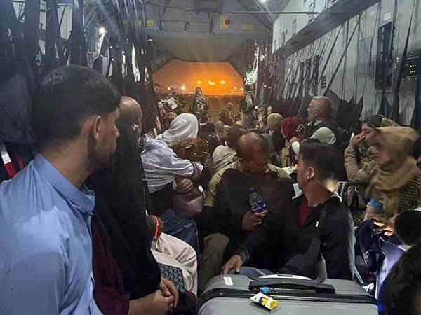 Siguen evacuaciones en el aeropuerto de Kabul; muchos van a Europa