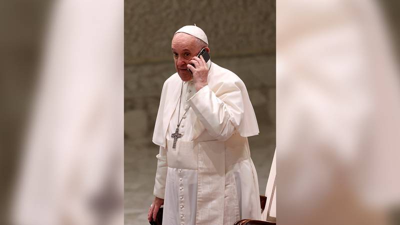 Papa ‘rompe’ el protocolo y atiende una llamada en audiencia pública semanal