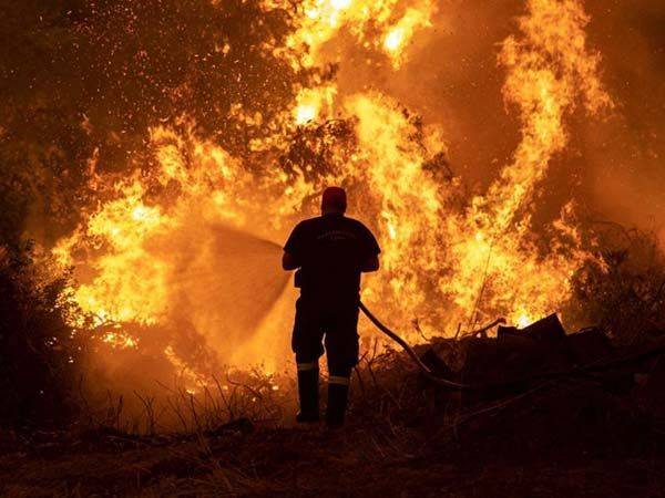 Bomberos luchan sin respiro contra incendio en isla griega de Eubea