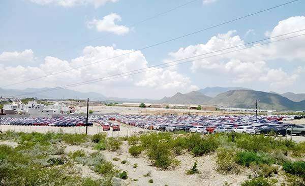 Por falta de chips se llenan patios de GM