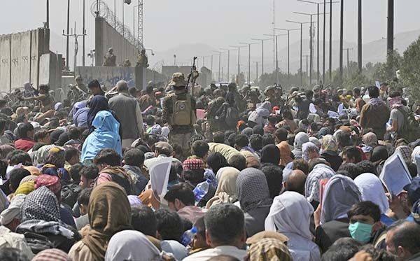 Mueren 7 personas por caos en aeropuerto de Kabul