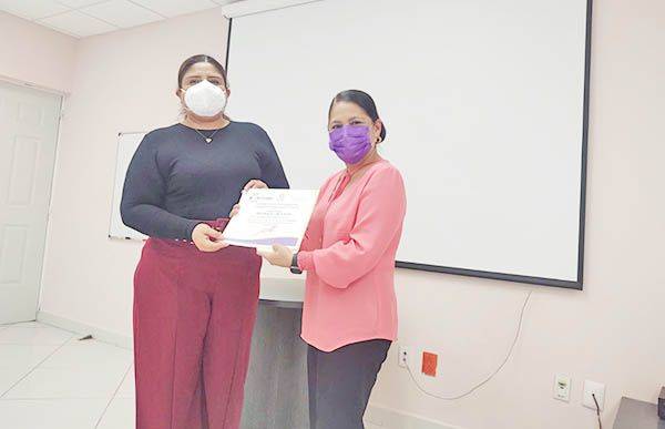 Capacitan asesores en materia familiar